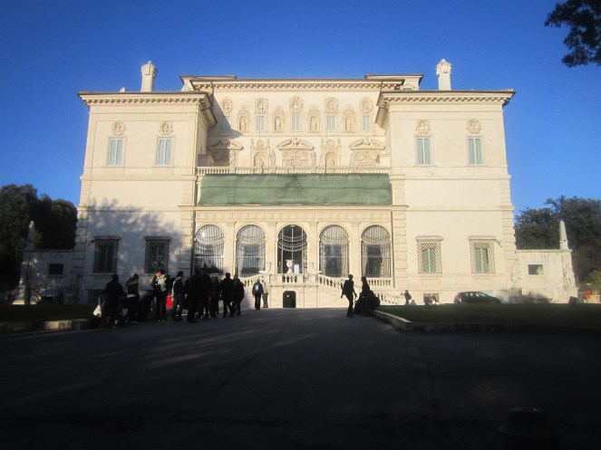 Galleria Borghese: Unfortunately, photos INSIDE are not allowed!
